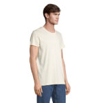Homme portant un t-shirt beige et un jean