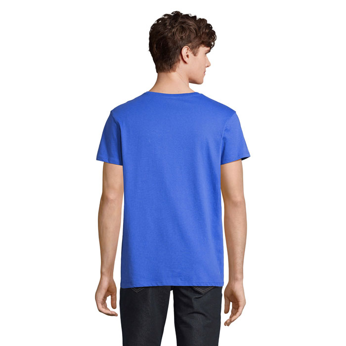 Homme portant un t-shirt bleu vu de dos