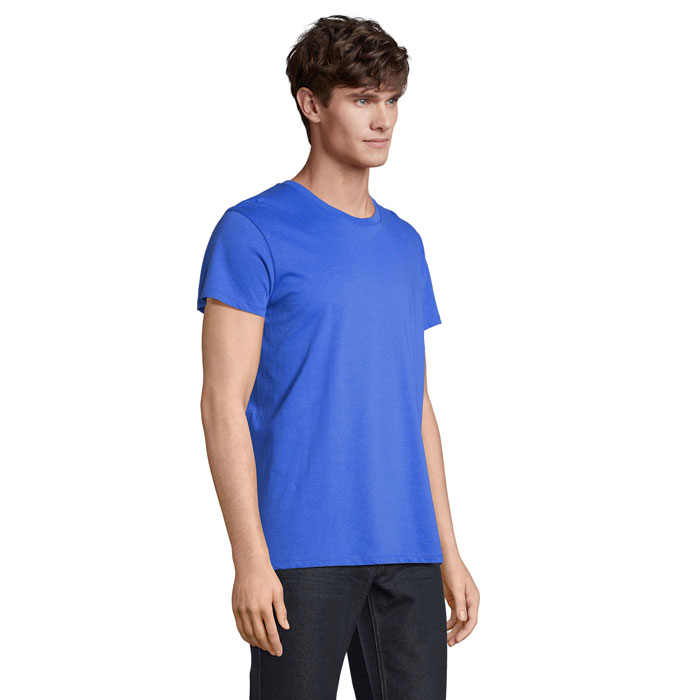 Homme portant un t-shirt bleu basique