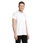 Homme portant un t-shirt blanc simple