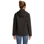 Femme portant une veste noire à capuche