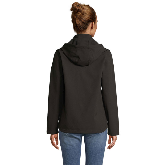 Femme portant une veste noire à capuche