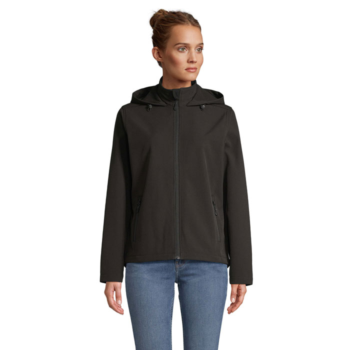 Femme portant une veste noire à capuche.