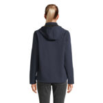 Femme portant une veste à capuche bleue