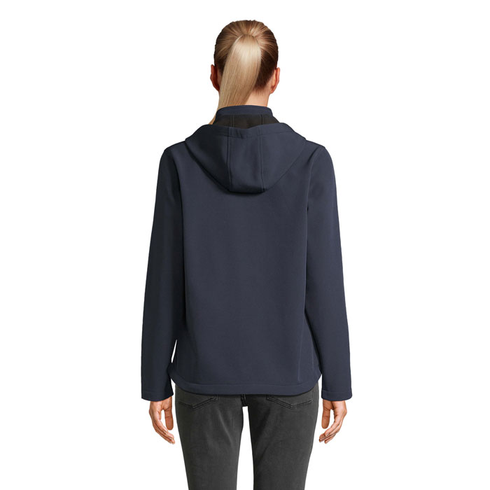 Femme portant une veste à capuche bleue