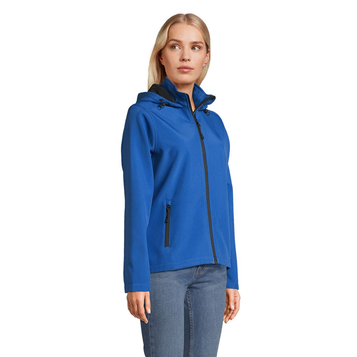 Femme portant une veste bleue à capuche