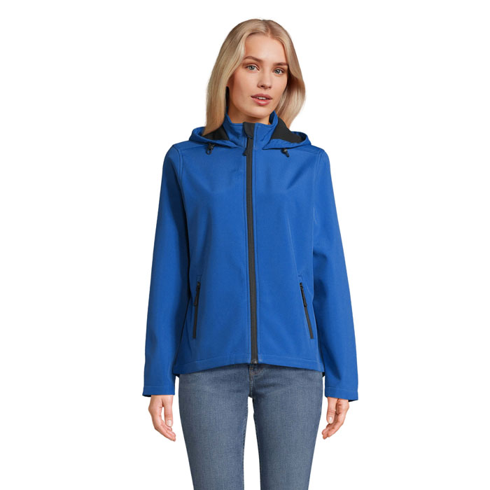 Femme portant une veste bleue à capuche.