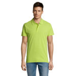 Homme portant un polo vert clair et jean.