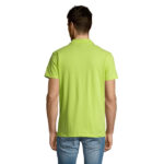 Homme portant un polo vert citron