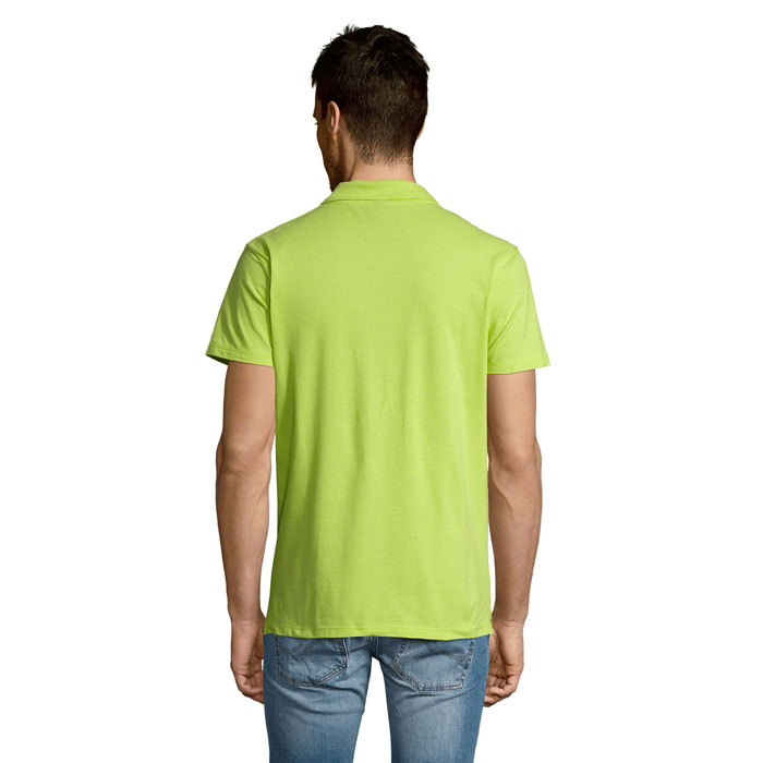 Homme portant un polo vert citron