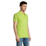 Homme portant un polo vert clair et jean bleu