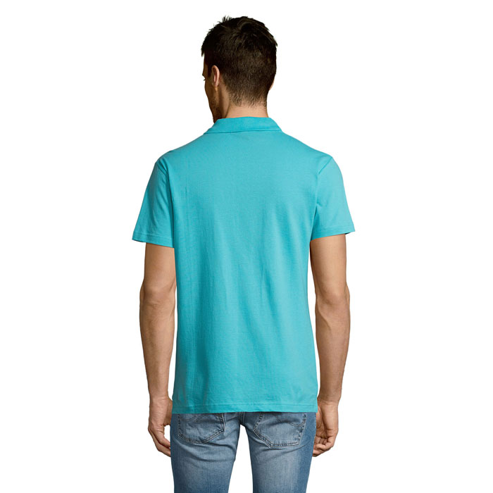 Homme portant un polo bleu turquoise