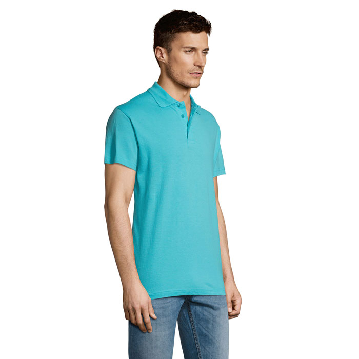Homme portant un polo turquoise et un jean