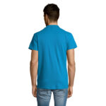 Homme portant un polo bleu vu de dos