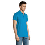 Homme portant un polo bleu et un jean