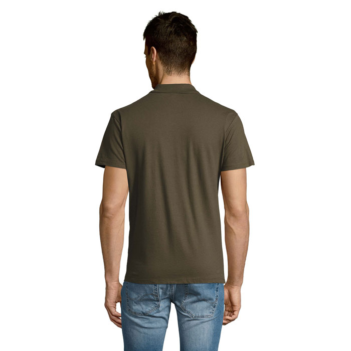 Homme portant un polo kaki vu de dos
