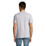 Homme portant un t-shirt gris vu de dos