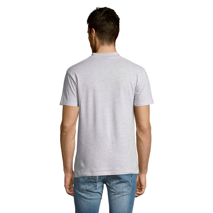 Homme portant un t-shirt gris vu de dos