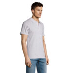 Homme portant un polo gris et jean bleu