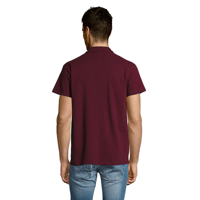 Homme portant un polo bordeaux vu de dos