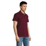 Homme portant un polo bordeaux et un jean bleu