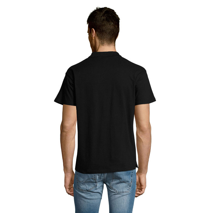 Homme portant un polo noir vu de dos