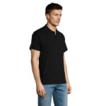 Homme portant un polo noir et un jean