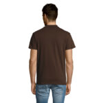 Homme de dos en polo marron et jean bleu