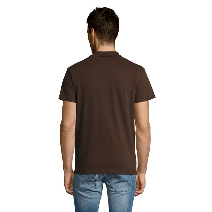 Homme de dos en polo marron et jean bleu