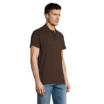 Homme portant un polo marron et jean bleu