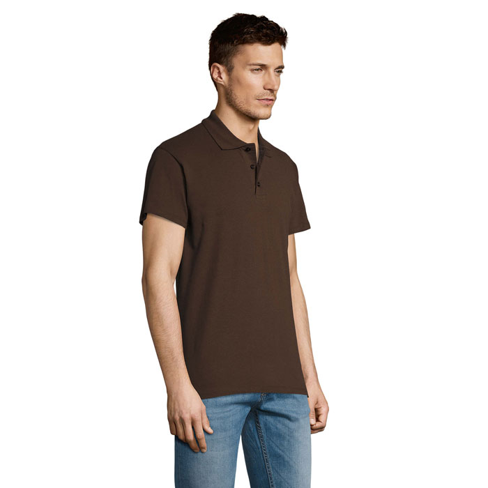 Homme portant un polo marron et jean bleu