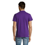 Homme portant un polo violet vu de dos