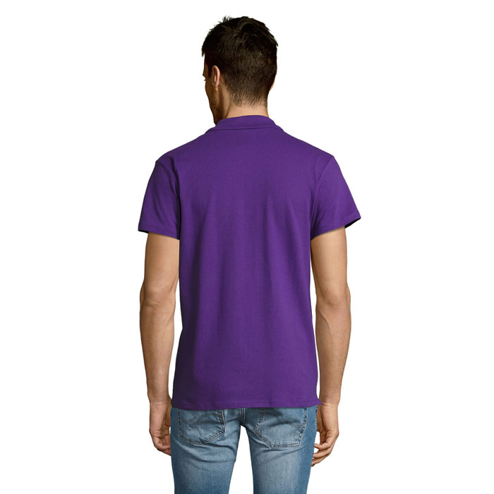 Homme portant un polo violet vu de dos