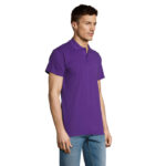 Homme portant un polo violet et un jean
