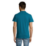 Homme portant un polo bleu vu de dos