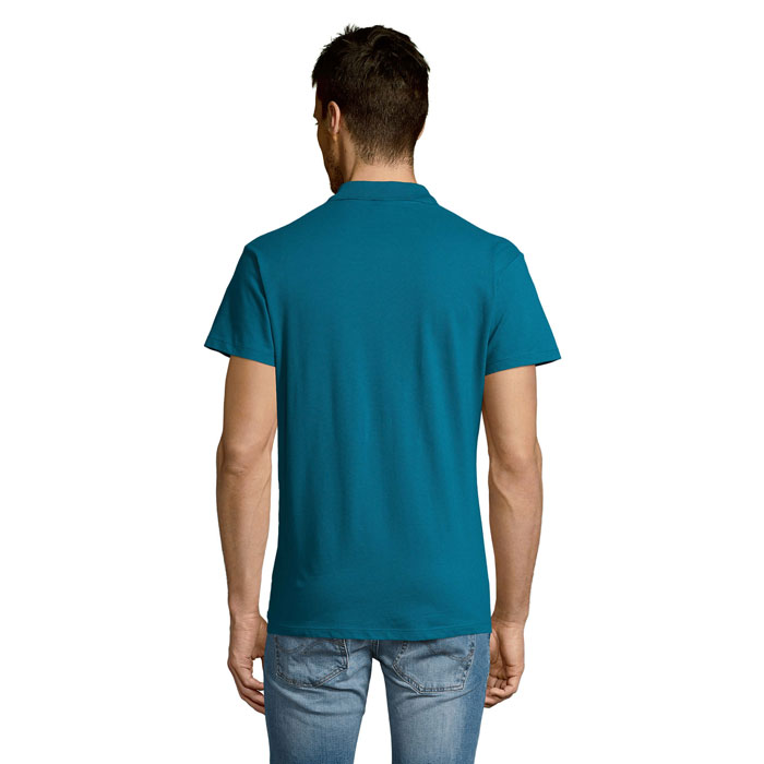 Homme portant un polo bleu vu de dos