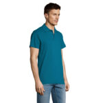 Homme portant un polo turquoise et un jean