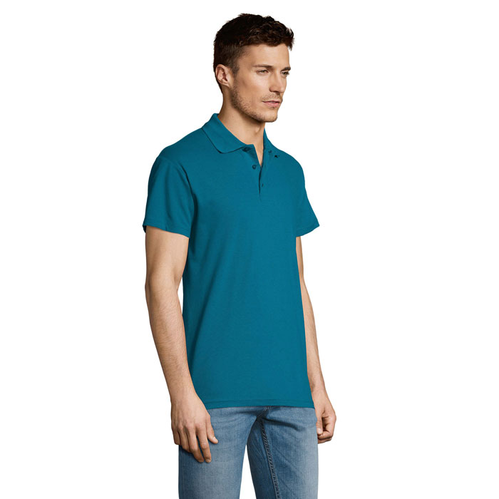 Homme portant un polo turquoise et un jean