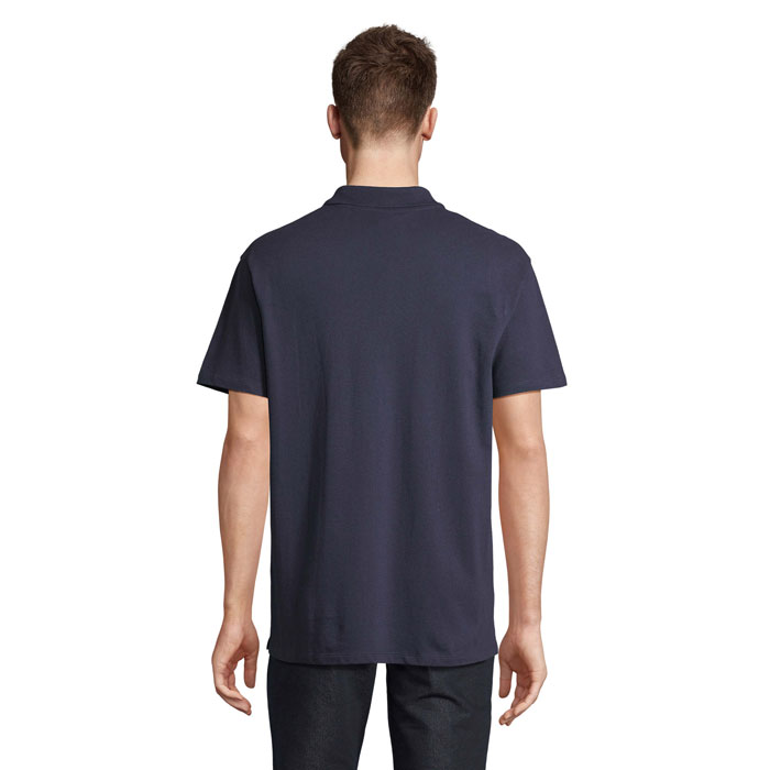 Homme portant un polo noir vu de dos