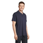 Homme portant un polo bleu marine