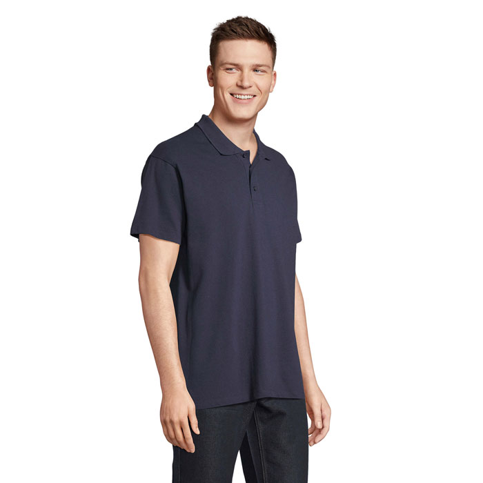 Homme portant un polo bleu marine
