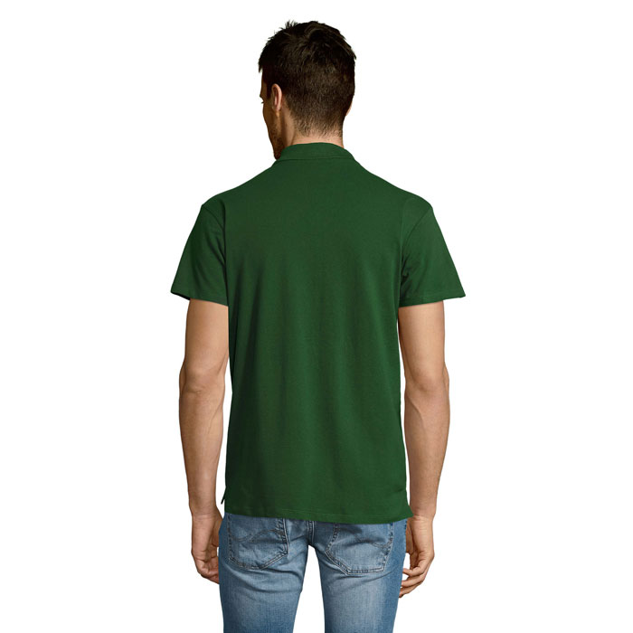 Homme portant un polo vert vu de dos