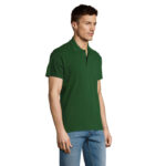 Homme portant un polo vert et un jean bleu