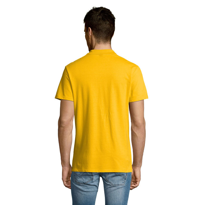 Homme portant un t-shirt jaune vu de dos