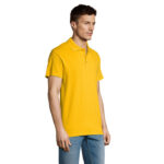Homme portant un polo jaune et un jean bleu