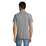 Homme portant un polo gris vu de dos