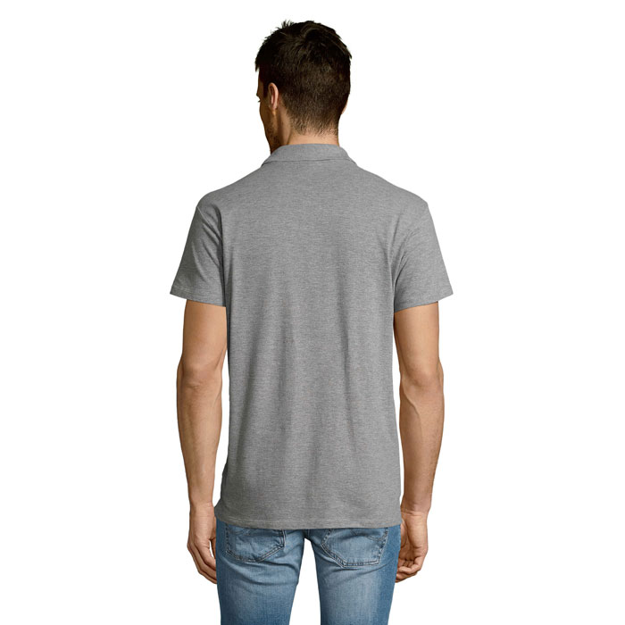 Homme portant un polo gris vu de dos