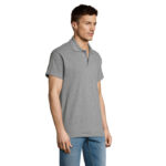 Homme portant un polo gris et un jean bleu
