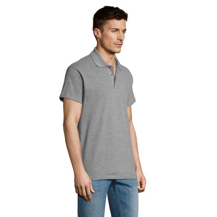 Homme portant un polo gris et un jean bleu