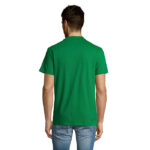 Homme portant un t-shirt vert vu de dos